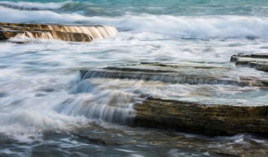 Deniz kayalar üzerine çökmesini dalgaları