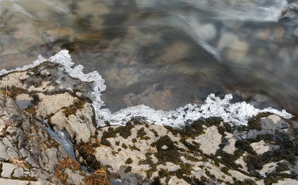 Agua corriente del río y hielo —  Fotos de Stock