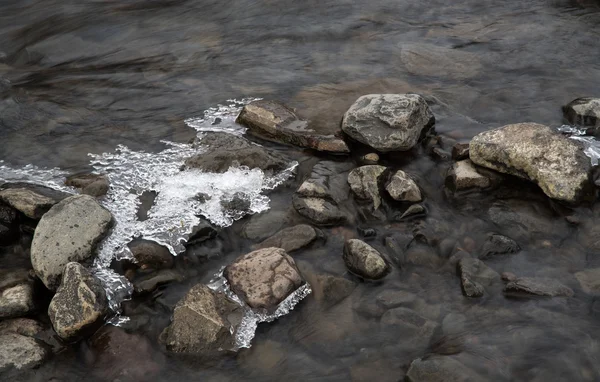 Ρέει ποτάμι νερού και πάγου — Φωτογραφία Αρχείου