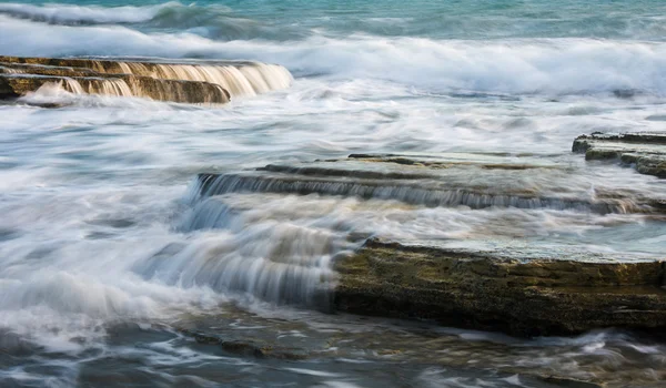 Krachende Wellen auf Meeresfelsen — Stockfoto