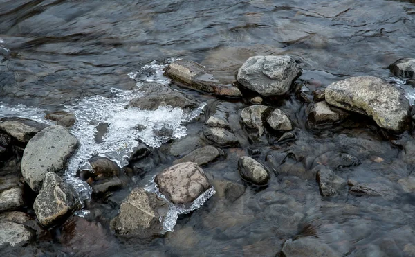 Agua corriente del río y hielo — Foto de Stock