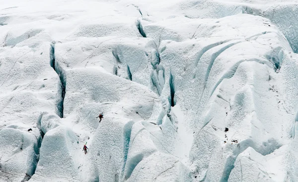 Gente escalando hielo en un glaciar congelado —  Fotos de Stock