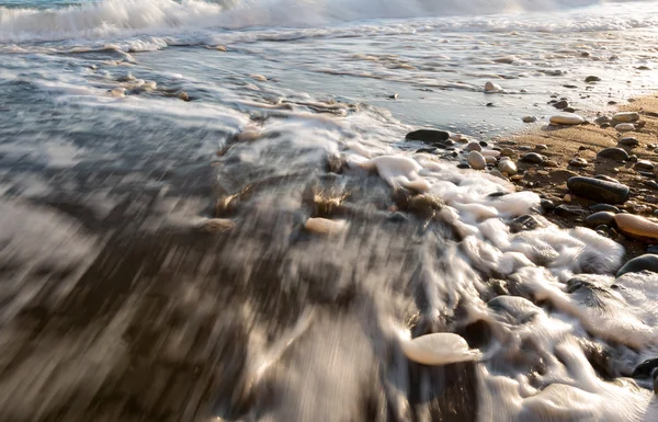 Vallende stenen in zachte melkachtige zeewater — Stockfoto
