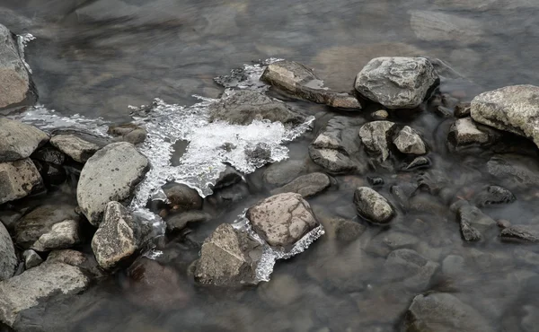 Detalles de Fluir agua del río y hielo — Foto de Stock