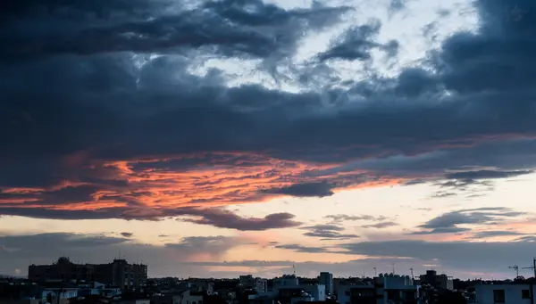 다채로운 구름으로 극적인 폭풍우 치는 하늘. — 스톡 사진