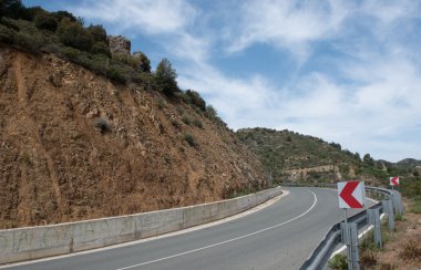 Boş kavisli dağ asfalt yol