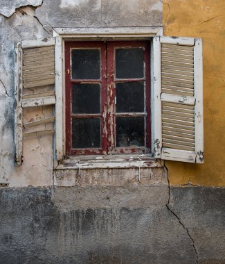 Kırık pencere kapalı
