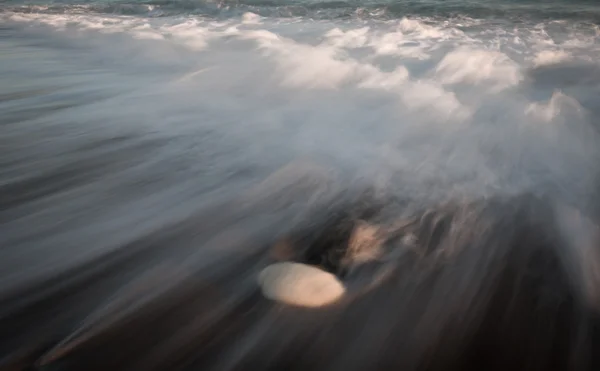 Golven van de zee naar de kust — Stockfoto