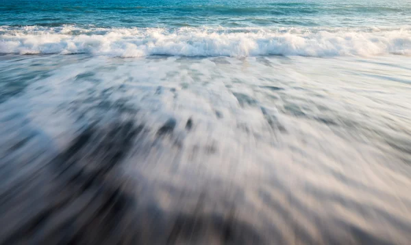 Zeewater golven melkachtig water achtergrond — Stockfoto