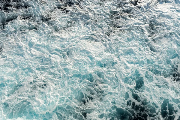 Nyomán a hajó a tenger, vagy óceán víz felszínén — Stock Fotó