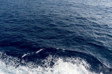Deniz ya da okyanus su yüzeyi