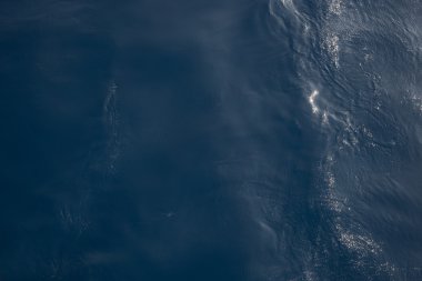 Deniz ya da okyanus mavi su yüzeyi