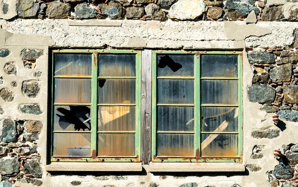 Geschlossene Fenster mit Glasscherben — Stockfoto