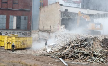 Eski bina yıkım ile bir yüksek güç buldozer