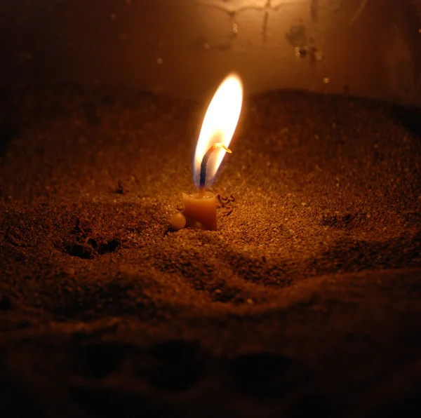燃焼の単一の蝋燭 — ストック写真
