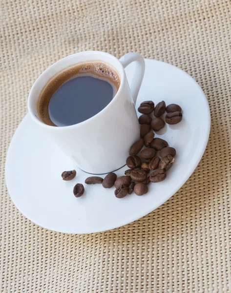 芳香意式浓缩咖啡和咖啡豆 — 图库照片