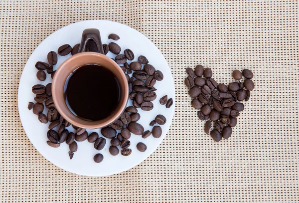 Zwarte koffie en bonen — Stockfoto