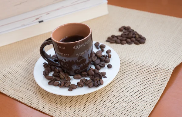 Kopje aromatische zwarte espressokoffie en geroosterde bonen — Stockfoto
