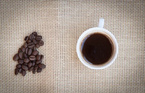 Taza de café expreso aromático y frijoles negros —  Fotos de Stock