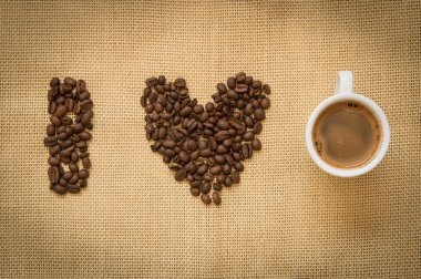 Fincan taze espresso kahve ve fasulye