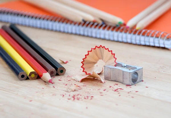 Lápices de arte a color con sacapuntas y cuaderno —  Fotos de Stock