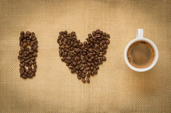 Fincan taze espresso kahve ve fasulye — Stok fotoğraf