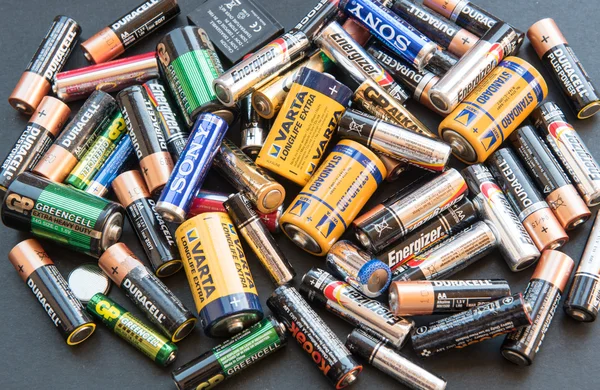 Gebruikte wegwerp afvoer batterijen voor recycling — Stockfoto