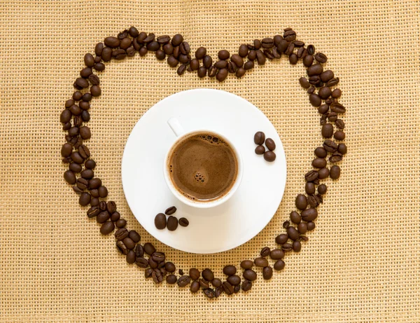 Tasse Espresso und Kaffeebohnen — Stockfoto