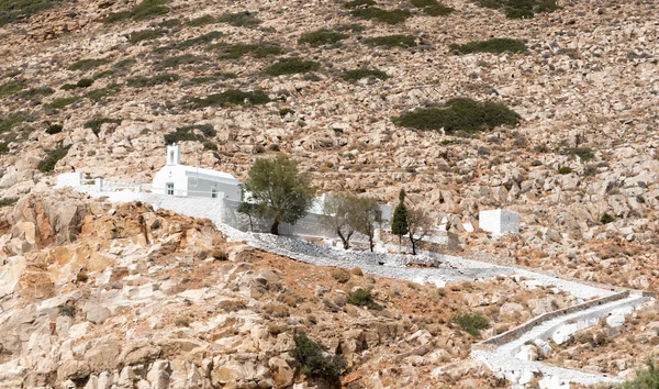 Iglesia griega blanca tradicional cristiana en la isla de Sifnos, Grecia — Foto de Stock