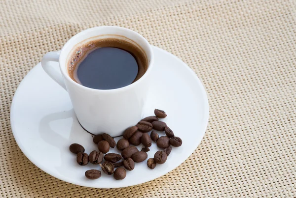 Tasse aromatischer Espresso schwarzer Kaffee und Bohnen — Stockfoto