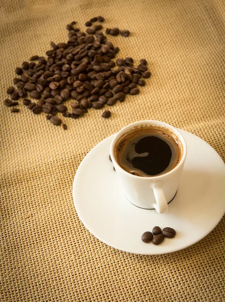 Frischer schwarzer Kaffee und Bohnen — Stockfoto