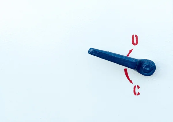 Beyaz bir yüzeye üzerindeki mavi metal emniyet endüstriyel kolu — Stok fotoğraf