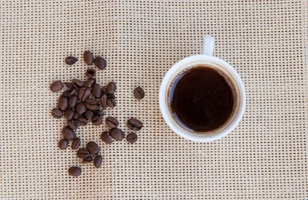 Xícara de café expresso aromático preto e feijão — Fotografia de Stock