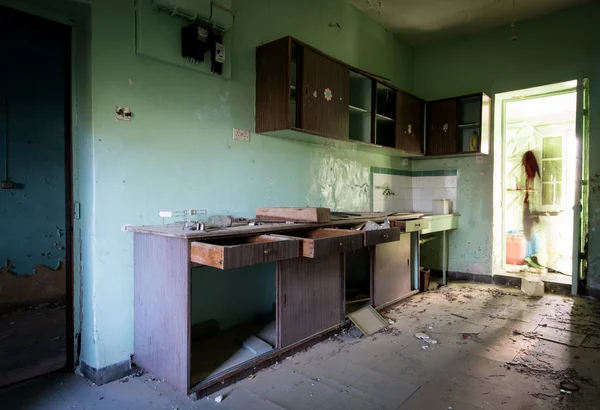 Intérieur d'une sale salle de cuisine abandonnée — Photo