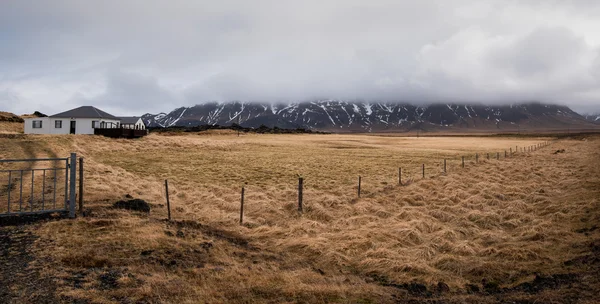 Casa de fazenda islandesa de férias de madeira — Fotografia de Stock