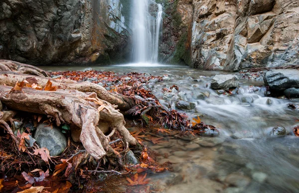 Wasserfall zwischen felsigen Berg troodos Zypern. — Stockfoto