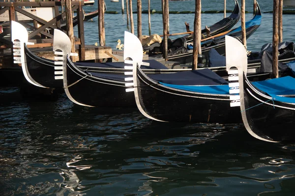 Венецианские гондолы пришвартованы на площади Сан Марко или площади Сан Марко, — стоковое фото