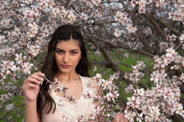 Atractiva Joven Hermosa Dama Vestida Con Ropa Rosa Disfrutando Las —  Fotos de Stock