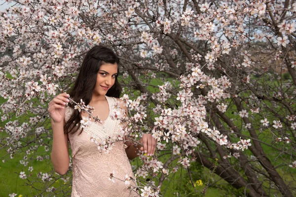 Atractiva Joven Hermosa Dama Vestida Con Ropa Rosa Disfrutando Las —  Fotos de Stock