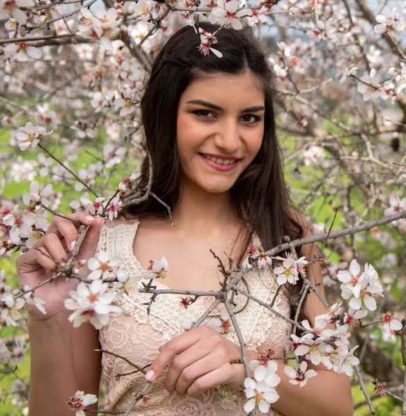 Vonzó Fiatal Gyönyörű Hölgy Rózsaszín Ruhában Élvezi Szilvavirág Virágokat Tavasz — Stock Fotó