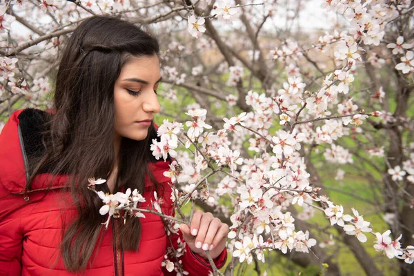 Çekici Genç Güzel Bir Bayan Kırmızı Giysiler Içinde Erik Çiçeklerinin — Stok fotoğraf