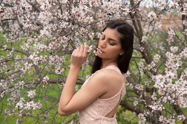 Atrakcyjna Młoda Piękna Pani Ubrana Różową Odzież Ciesząca Się Kwiatami — Zdjęcie stockowe