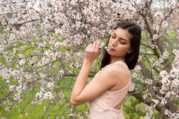 Atrakcyjna Młoda Piękna Pani Ubrana Różową Odzież Ciesząca Się Kwiatami — Zdjęcie stockowe