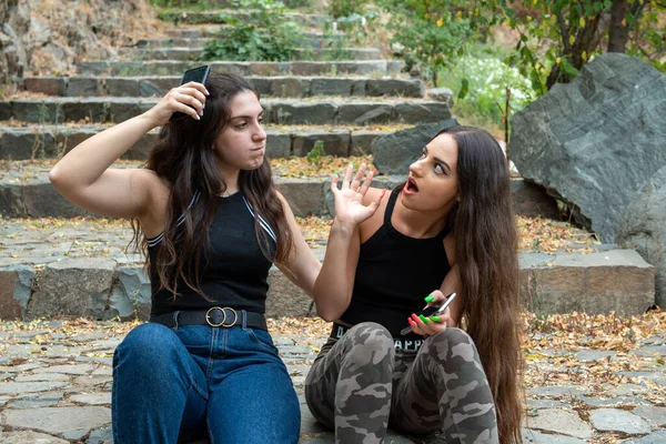 Two Women Fighting Pulling Each Others Hair While Sitting Stoned — Stock Photo, Image