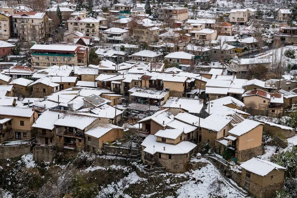 Maison toits couverts de neige après la tempête de neige en hiver. Kakopetria Troodos Chypre — Photo