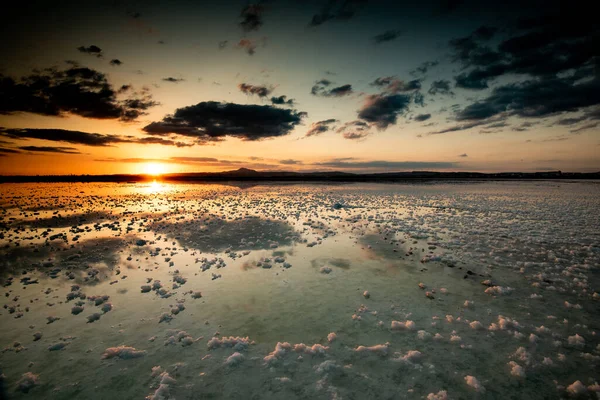 호수에서 어슴푸레 한 황혼 하늘 — 스톡 사진