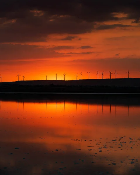 Coucher de soleil coloré crépuscule ciel à un lac — Photo