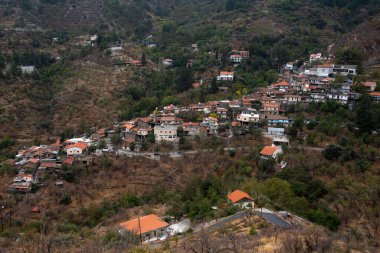 Kıbrıs 'ta sonbaharda dağ köyü Askas Troodos dağı