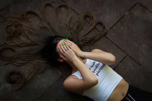 Lifestyle Porträt Einer Schönen Frau Mit Langen Haaren Die Auf lizenzfreie Stockbilder