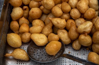 Tatlı bal yağda kızartılmış hamur topları, loukoumades